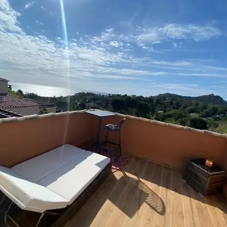 Superbe Duplex T3 Climatise Avec Terrasse Et Solarium, Magnifique Vue Et Golf דירה *