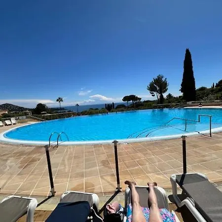 Superbe Duplex T3 Climatise Avec Terrasse Et Solarium, Magnifique Vue Et Golf דירה *