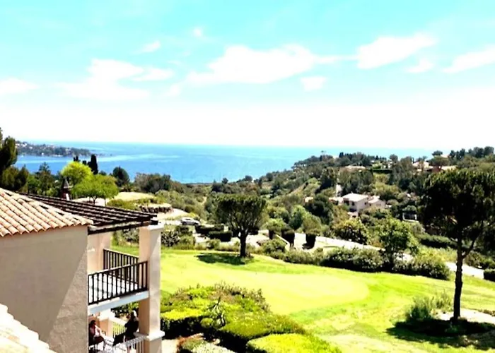 Lägenhet Superbe Duplex T3 Climatise Avec Terrasse Et Solarium, Magnifique Vue Et Golf Saint-Raphaël